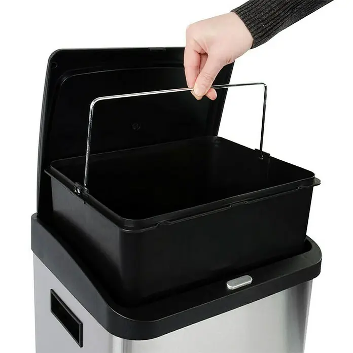 Floordirekt Standard Mülleimer Dylan 2 Kammern 34 L - 34 l, Edelstahl, Silber - Ein silberfarbener Mülleimer mit offenem Deckel und herausnehmbarem, schwarzem Inneneimer wird von einer Hand bedient.