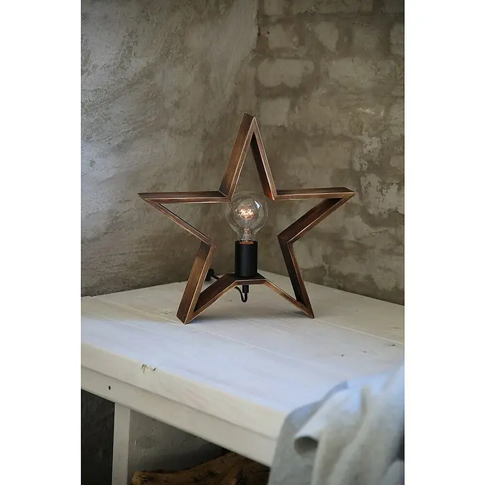 LED-Tischleuchte Estrella - L x B x H: 40,5 x 6,5 x 38,5 cm, 6 W, Braun - Sternförmige Lampe auf einem weißen Tisch. Die Lampe besteht aus Holz und hat eine Glühbirne in der Mitte.