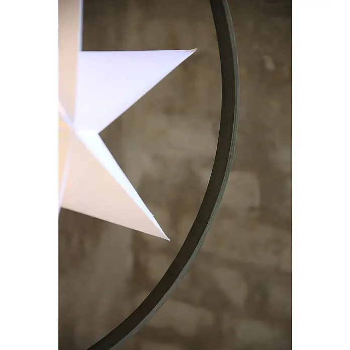 Markslöjd Pendelleuchte Speranza - Ø x H: 50 x 17 cm, Weiß/Grau - Nahaufnahme einer stilvollen Lampe mit weißem Stern und einem grauen runden Rahmen vor einem beigen Hintergrund.