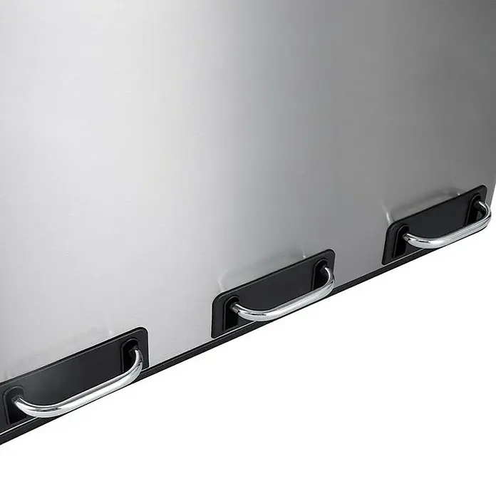 Floordirekt Standard Mülleimer Felix 3 x 18 L Edelstahl - 54 l, Edelstahl, Edelstahl - Detailaufnahme eines Metallschranks mit drei Griffen. Das robuste Design und die glänzende Oberfläche fallen auf.