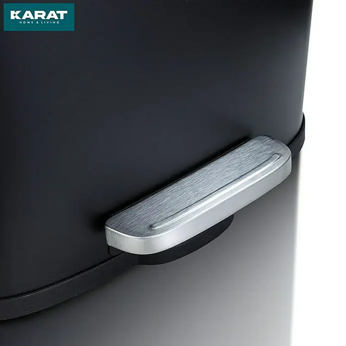 Floordirekt Standard Mülleimer Dustin 30 L Schwarz - 30 l, Edelstahl, Schwarz - Detailaufnahme eines schwarzen Karat-Abfalleimers mit silbernem Pedal, das ein elegantes und funktionelles Design zeigt.