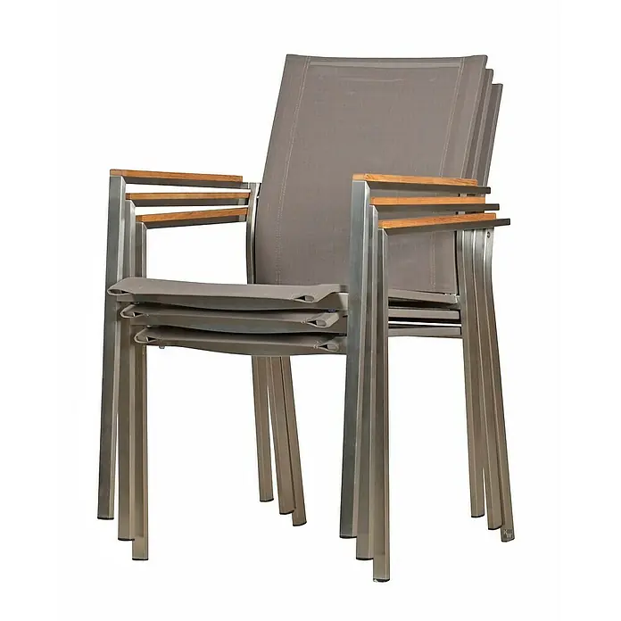Kai Wiechmann Gartenstuhl - Stapelbar, Silber, B x T x H: 57 x 56 x 87 cm - Stapel von Gartenstühlen mit Armlehnen aus Holz und grauem Stoff für den Außenbereich.