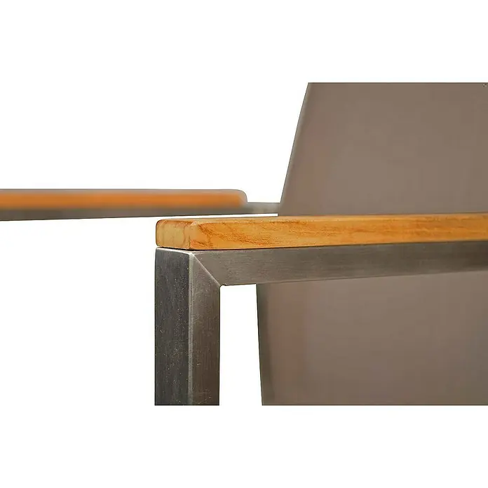 Kai Wiechmann Gartenstuhl - Stapelbar, Silber, B x T x H: 57 x 56 x 87 cm - Nahaufnahme eines modernen Outdoor-Stuhls mit Holzarmlehnen und Metallrahmen, ideal für stilvolle Gartenmöbel.