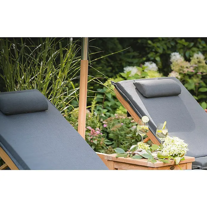 Kai Wiechmann Liegenauflage - Sonnenliege, Hochlehner, Relaxchair, L x B x H: 49 x 36 x 6 cm, Polyacryl, Anthrazit - Zwei graue Gartenliegen aus Holz mit Getränken und Blumen auf einem Tisch, die zum Entspannen im Freien einladen.