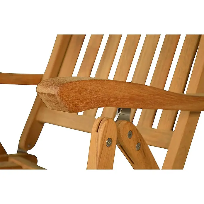 Kai Wiechmann Gartenstuhl - Teakholz, Klappbar, Naturbelassen, B x T x H: 59 x 69 x 105 cm - Detailaufnahme eines Teakholz-Gartenstuhls. Die Armlehne und die Holzlatten der Rückenlehne sind gut sichtbar.