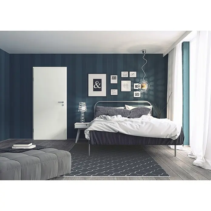 GetaDoor Laminit Türzarge GL 223 - 610 x 1.985 mm, Wandstärke: 80 mm, DIN Anschlag: Links, Weiß seidenmatt - Schlafzimmer mit einem modernen Bett, grauem Teppich und stilvoller Dekoration an der dunkelblauen Wand.