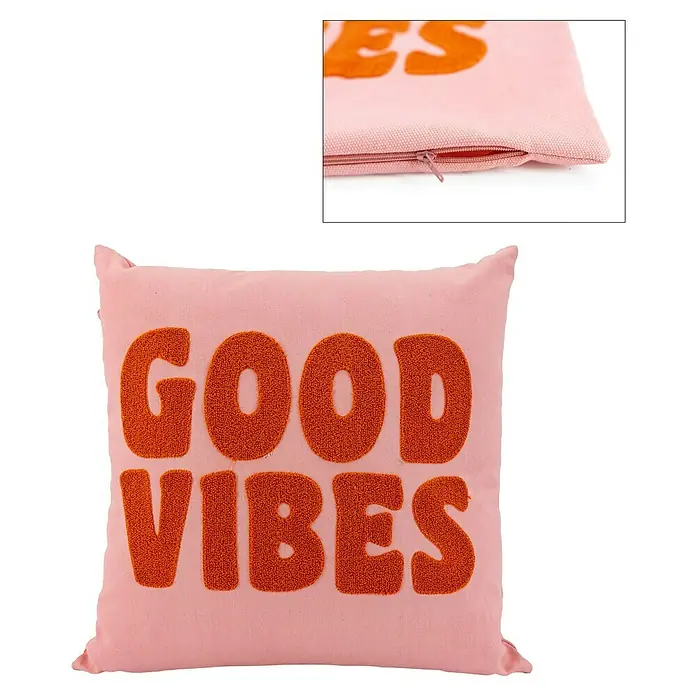 Kissen Good Vibes - Pink, 45 x 45 cm, 100 % Polyester - Rosa Sofakissen mit orangefarbenen "Good Vibes"-Schriftzug, das positive Stimmung in jeden Raum bringt. Ein stilvolles und bequemes Deko-Element.