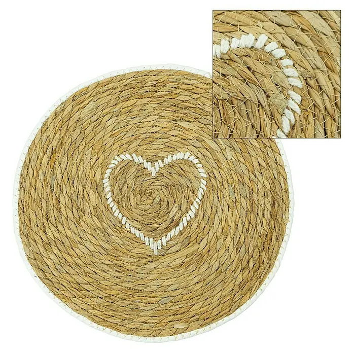 Tisch-Set Herz - 38 cm, Natur/Creme, Seegras - Ein runder Tischset aus Stroh mit einem Herzmuster in der Mitte und einer weißen Bordüre.