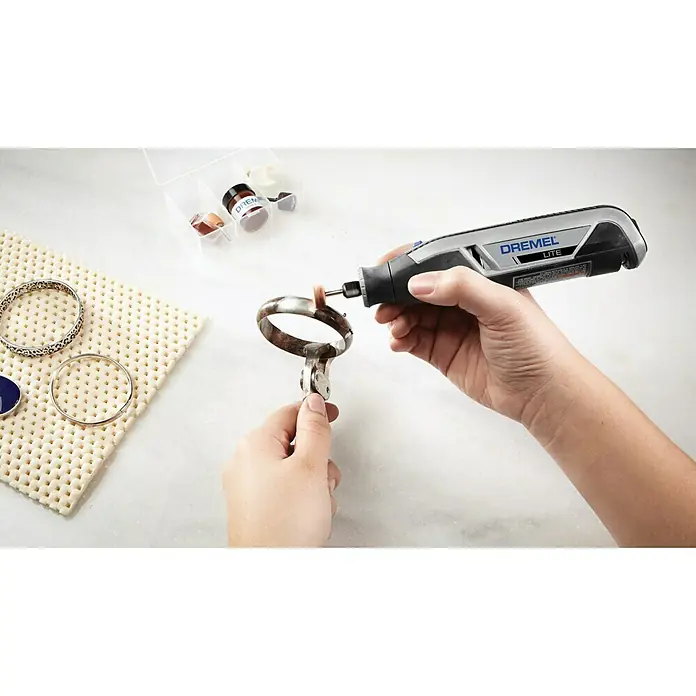 Dremel Akku-Multifunktionswerkzeug 7760-15 Lite - 3,6 V, 1 Akku, 2 Ah - Nahaufnahme des Dremel Lite beim Polieren eines Armreifs, ideal für Schmuckarbeiten und Heimwerkerprojekte.