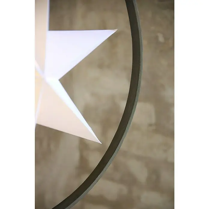 Markslöjd Pendelleuchte Speranza - Ø x H: 50 x 17 cm, Weiß/Grau - Detailaufnahme einer modernen Deckenleuchte mit einem weißen, sternförmigen Element und einem runden, grauen Rahmen. Elegantes Design für stilvolle Innenräume.