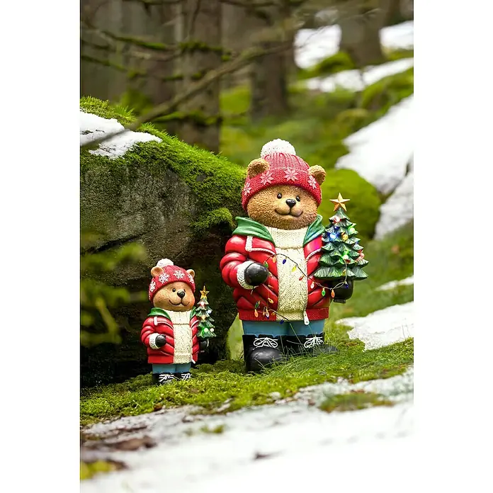 Konstsmide LED-Weihnachtsdekofigur Teddybär - 13 x 21 x 38 cm, Batteriebetrieben, LED - Festliche Szene mit Teddybärenfiguren im Wintergarten, die Weihnachtsbäume halten. Perfekt für die saisonale Dekoration.