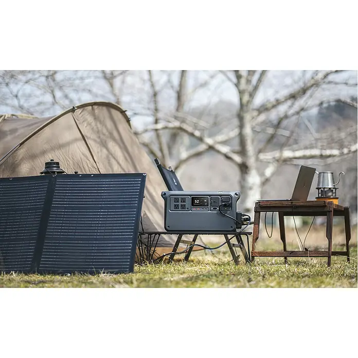 DJI Powerstation Power 1000 V2 - 1.024 Wh, Schwarz - Stromversorgung in der Natur: Ein tragbares Kraftwerk speist Laptop und Kaffeekocher beim Camping mit Solarpanel.