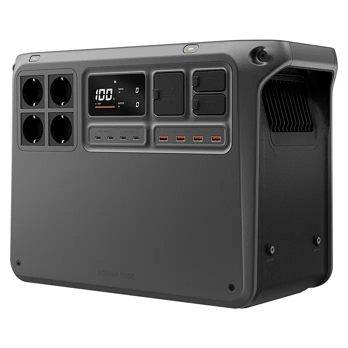 DJI Powerstation Power 2000 - 2.048 Wh, Schwarz - Darstellung einer Powerstation mit Steckdosen, USB-Anschlüssen und einem digitalen Display. Ideal für Notstromversorgung und Outdoor-Aktivitäten.