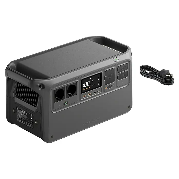 DJI Powerstation Power 1000 V2 - 1.024 Wh, Schwarz - Das Bild zeigt eine tragbare Powerstation, die Power 1000 V2, zusammen mit einem Netzkabel. Die Powerstation ist grau und hat verschiedene Anschlüsse.