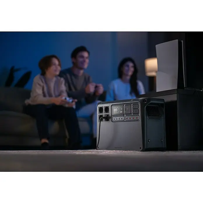 DJI Powerstation Power 2000 - 2.048 Wh, Schwarz - Eine Power Bank 2000, die eine Familie beim Videospielen mit Strom versorgt. Vielseitig, leistungsstark und zuverlässig für alle Geräte.