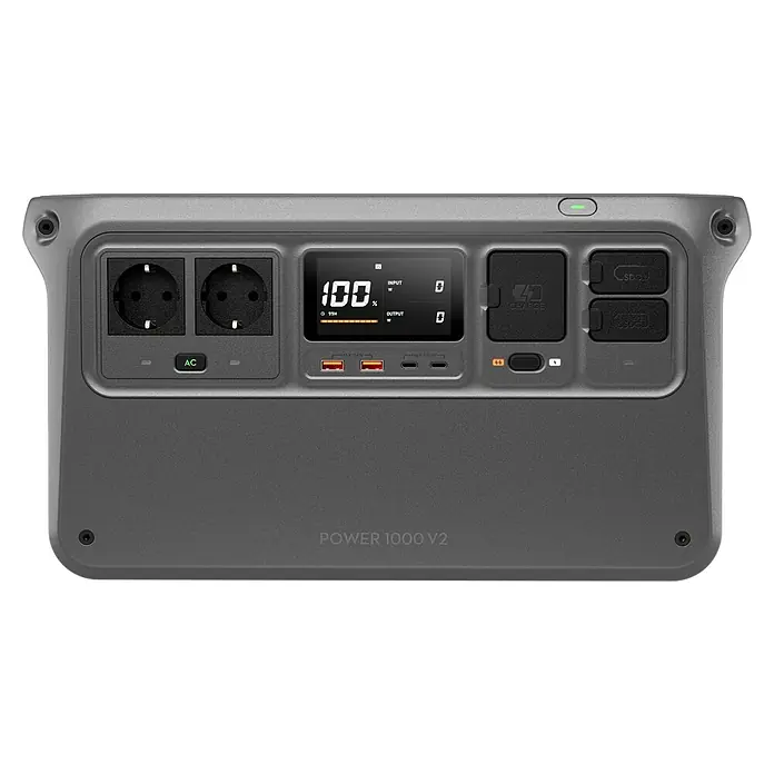 DJI Powerstation Power 1000 V2 - 1.024 Wh, Schwarz - Eine detaillierte Aufnahme eines tragbaren Kraftwerks Power 1000 V2 mit verschiedenen Anschlüssen und einem Display zur Überwachung des Batteriestatus.