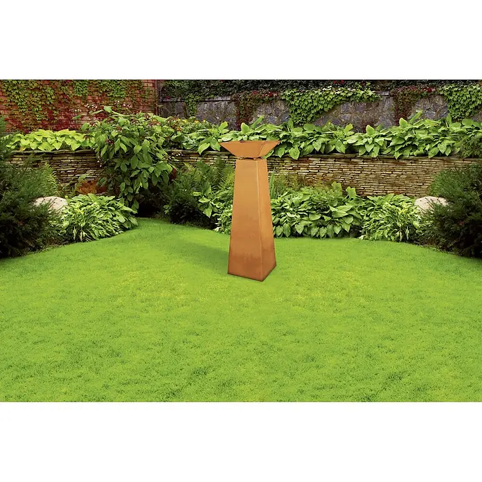 Jabo-Design Dekosäule mit Schale - Edelrost - Elegante Gartenansicht mit modernem, kupferfarbenen Pflanzgefäß, das einen Hauch von zeitgenössischem Design in die grüne Umgebung bringt.