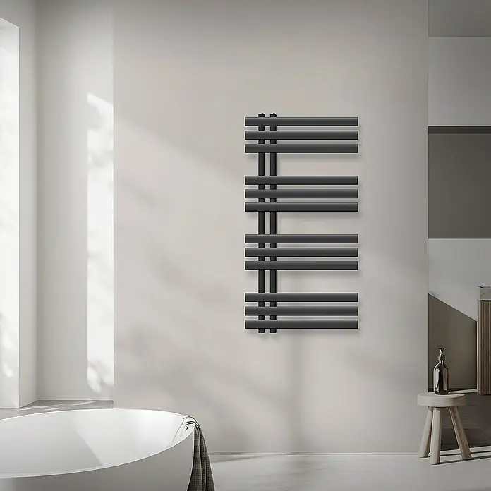 LuxeBath Elektro-Badheizkörper Design Handtuchheizkörper Handtuchwärmer Elektrisch mit Heizstab 300W - B x H: 50 x 100 cm - Modern gestalteter, grauer Handtuchwärmer an einer hellen Wand montiert, der dem Badezimmer Eleganz und Funktionalität verleiht.