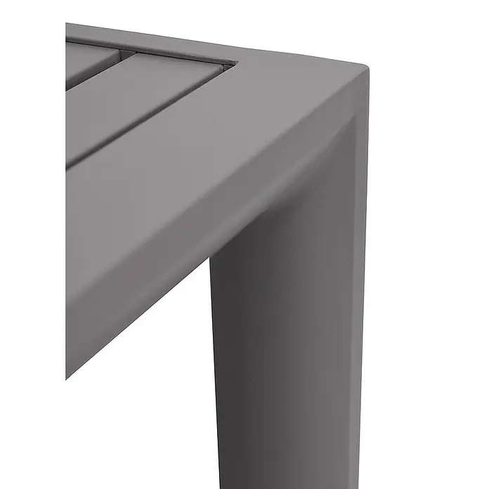 Kai Wiechmann Garten-Beistelltisch - Quadratisch, Taupe - Nahaufnahme eines modernen, grauen Gartentisches aus Metall mit Lamellenoberfläche und stabilen Beinen. Stilvolles Design für den Außenbereich.