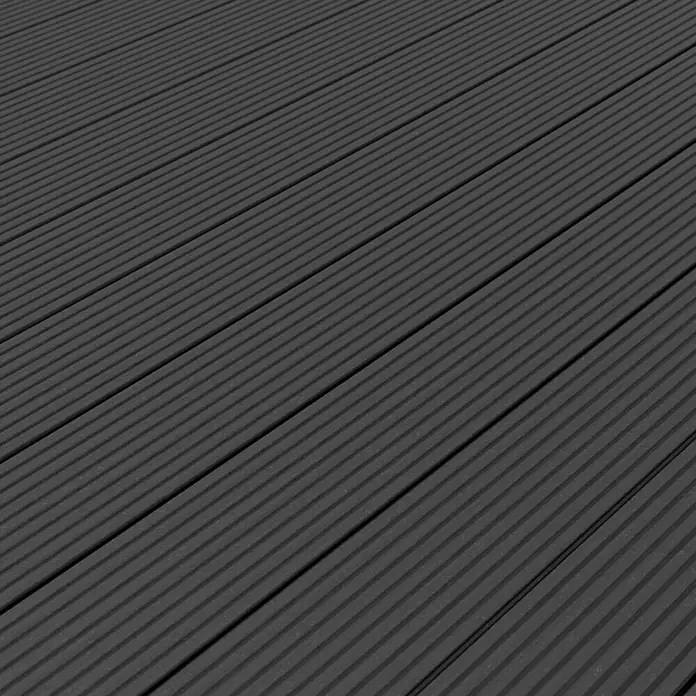 Kovalex WPC-Terrassendiele Exklusiv nach Maß - 600 x 14,5 x 2,6 cm, Steingrau - Nahaufnahme von Terrassendielen in dunklem Grau, die eine moderne und elegante Außenfläche schaffen. Die gerillte Oberfläche sorgt für Rutschfestigkeit.