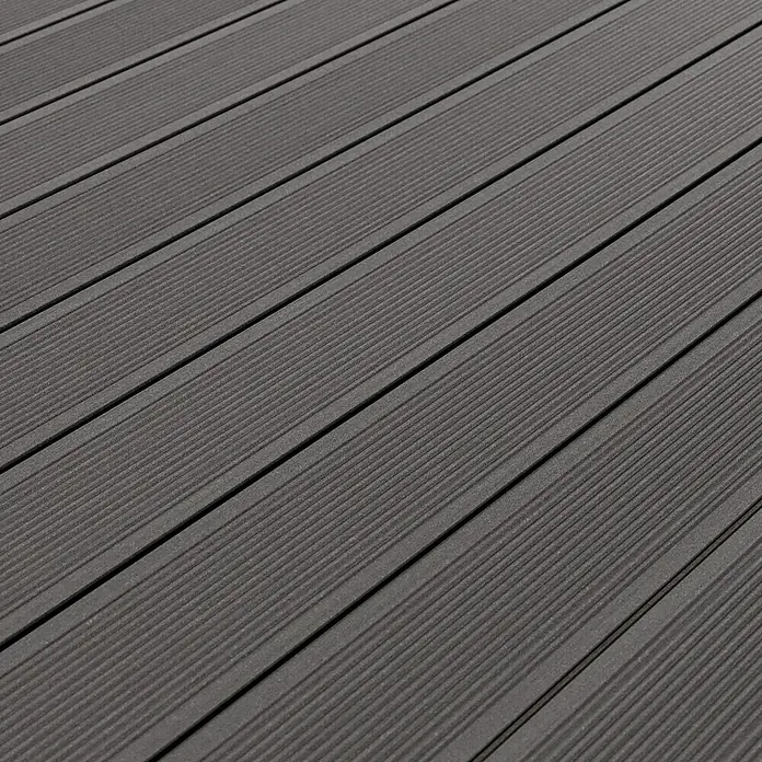 Kovalex WPC-Terrassendiele Exklusiv nach Maß - 300 x 14,5 x 2,6 cm, Grau - Bild eines grauen Terrassenbodens aus Verbundholz mit gerillter Oberfläche und paralleler Anordnung.