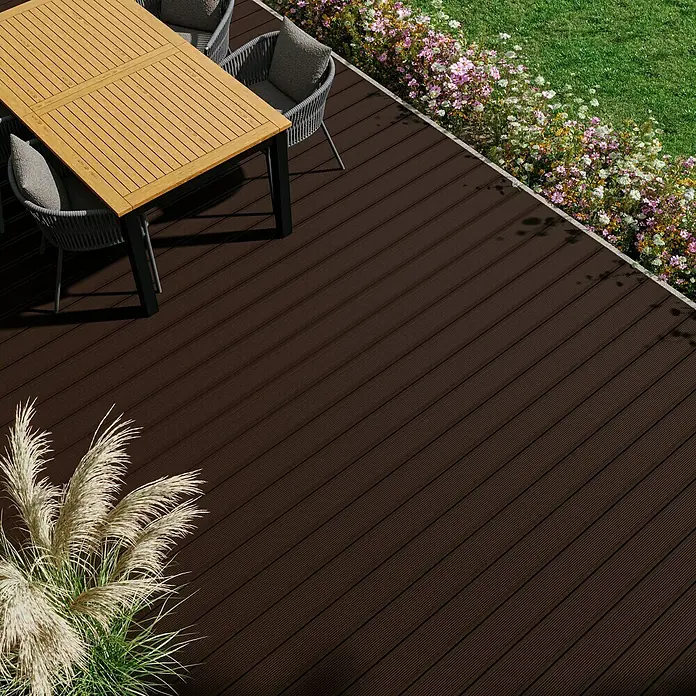 Kovalex WPC-Terrassendiele Exklusiv nach Maß - 300 x 14,5 x 2,6 cm, Schokobraun - Gartenterrasse mit braunen Dielen, Tisch und Stühlen. Perfekt für entspannte Stunden im Freien, mit stilvollem Design.
