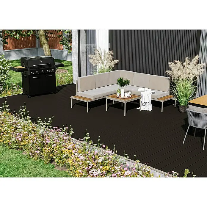 Kovalex WPC-Terrassendiele Exklusiv nach Maß - 360 x 14,5 x 2,6 cm, Graubraun - Eine Gartengrillstation mit Grill, Sitzbereich und Blumenbeet auf einer Terrasse, die zum Entspannen im Freien einlädt.