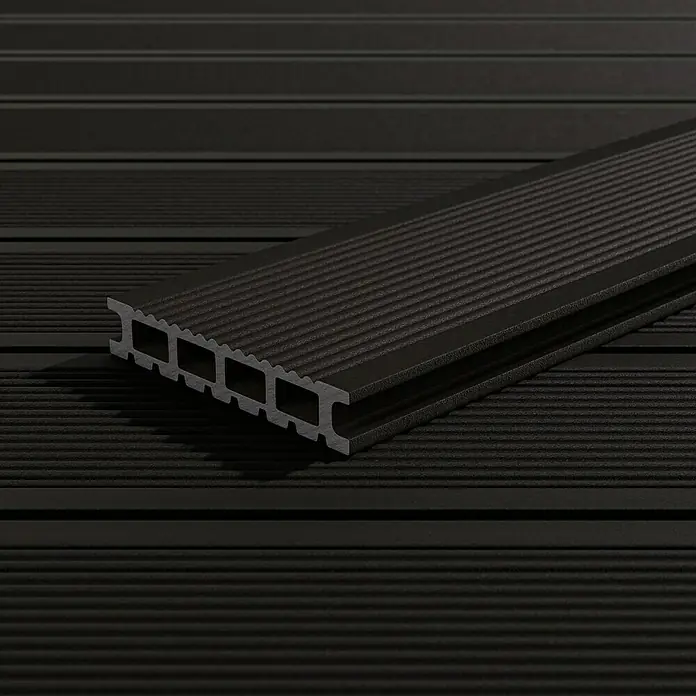 Kovalex WPC-Terrassendiele Exklusiv nach Maß - 360 x 14,5 x 2,6 cm, Graubraun - Nahaufnahme einer schwarzen Terrassendiele mit Hohlkammerprofil und geriffelter Oberfläche, ideal für den Außenbereich.