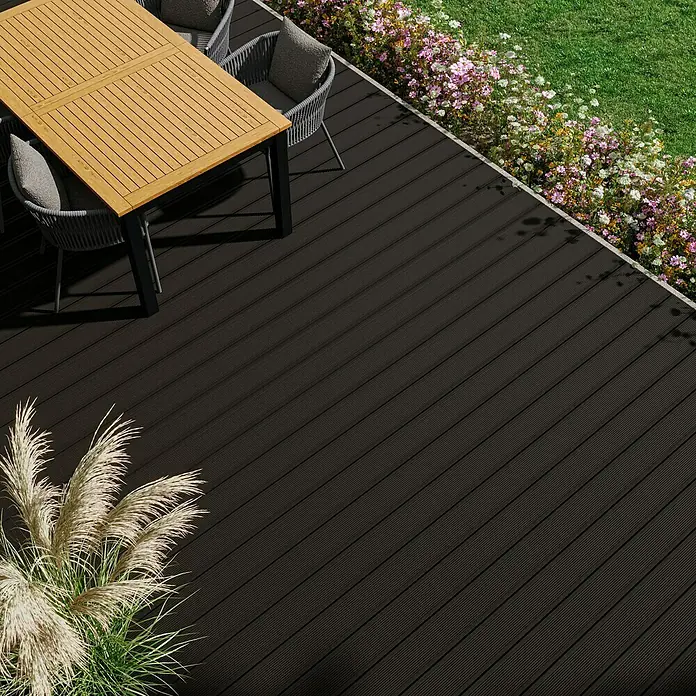 Kovalex WPC-Terrassendiele Exklusiv nach Maß - 300 x 14,5 x 2,6 cm, Graubraun - Detailaufnahme einer modernen Terrassendiele in dunkler Holzoptik, die eine elegante Außenfläche für stilvolle Gartenmöbel bietet.