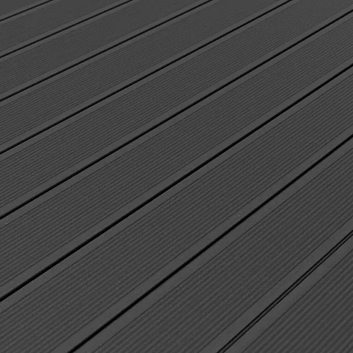Kovalex WPC-Terrassendiele Exklusiv nach Maß - 600 x 14,5 x 2,6 cm, Steingrau - Detailaufnahme einer dunkelgrauen Terrassendiele mit feiner Holzmaserung. Das Bild zeigt die hochwertige Textur und das moderne Design des Produkts.