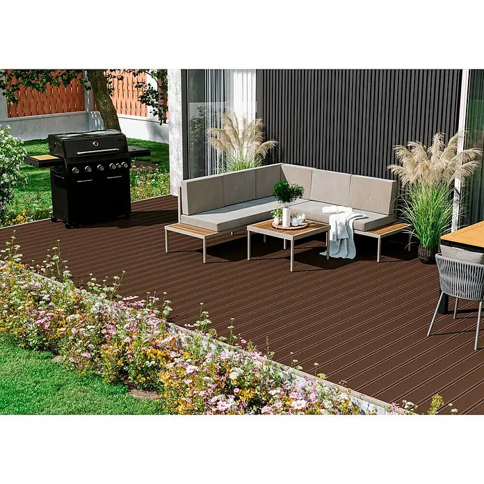 Kovalex WPC-Terrassendiele Exklusiv nach Maß - 300 x 14,5 x 2,6 cm, Braun - Entdecke einladende Terrasse mit Grill, Lounge-Ecke & Pflanzbeet. Die perfekte Kombination für entspannte Stunden im Freien.