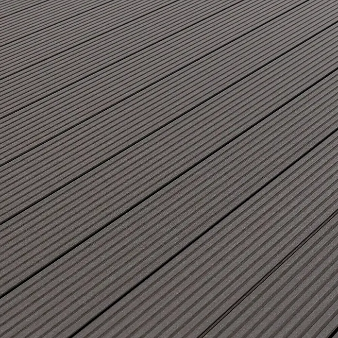 Kovalex WPC-Terrassendiele Exklusiv nach Maß - 300 x 14,5 x 2,6 cm, Grau - Nahaufnahme von geriffelten Terrassendielen aus Verbundholz in dunklem Braun, die eine langlebige und stilvolle Außenfläche bieten.