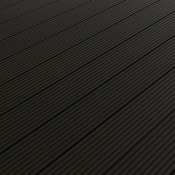 Kovalex WPC-Terrassendiele Exklusiv nach Maß - 360 x 14,5 x 2,6 cm, Graubraun - Detailaufnahme eines dunklen, geriffelten Terrassenbelags aus Verbundmaterial, ideal für Außenbereiche.