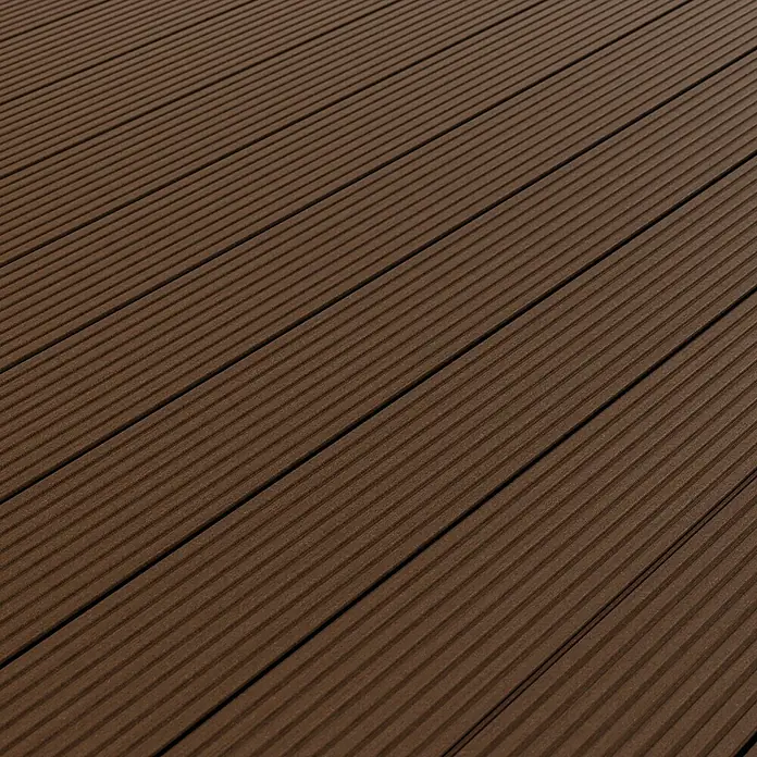 Kovalex WPC-Terrassendiele Exklusiv nach Maß - 300 x 14,5 x 2,6 cm, Braun - Nahaufnahme eines Holzterrassebelags in brauner Farbe. Die Dielen verlaufen diagonal und zeigen eine feine Rillenstruktur.