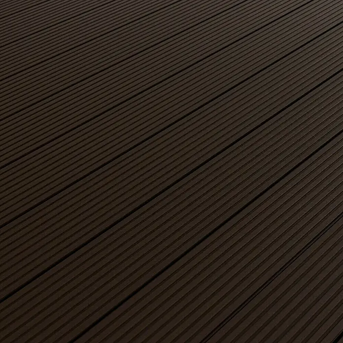 Kovalex WPC-Terrassendiele Exklusiv nach Maß - 300 x 14,5 x 2,6 cm, Schokobraun - Braunes Terrassendielen-Muster. Strukturierte, dunkle Holzoberfläche mit feinen Rillen für den Außenbereich. Ideal für Garten und Balkon.
