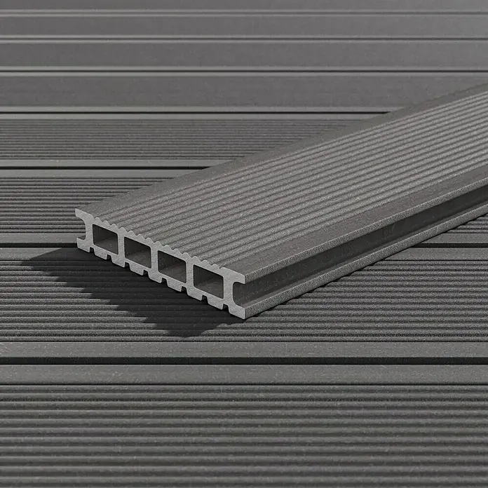 Kovalex WPC-Terrassendiele Exklusiv nach Maß - 300 x 14,5 x 2,6 cm, Grau - Ein graues WPC-Terrassendiele im Profil mit Rillen, die für einen sicheren Halt sorgen und eine moderne Optik bieten. Ideal für den Außenbereich.
