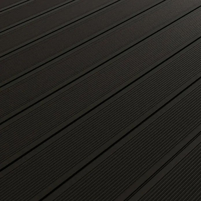 Kovalex WPC-Terrassendiele Exklusiv nach Maß - 300 x 14,5 x 2,6 cm, Graubraun - Bild einer dunklen Terrassendiele mit feinen Rillen, die eine moderne und elegante Optik verleihen. Das Material wirkt robust und wetterbeständig.