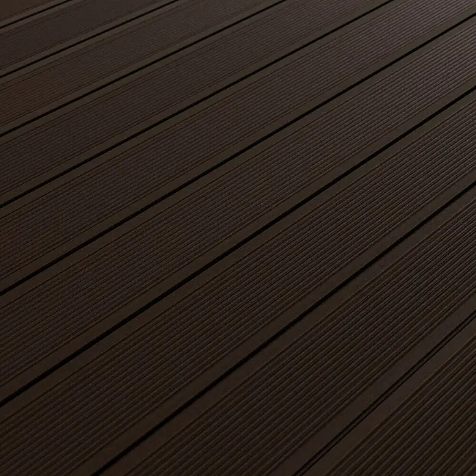 Kovalex WPC-Terrassendiele Exklusiv nach Maß - 300 x 14,5 x 2,6 cm, Schokobraun - Nahaufnahme von braunen Terrassendielen aus Verbundmaterial mit feiner Rillenstruktur, die eine moderne und pflegeleichte Oberfläche zeigen.