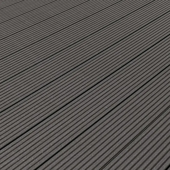 Kovalex WPC-Terrassendiele Exklusiv nach Maß - Grau, Gebürstet, 320 x 14,5 x 2,6 cm - Nahaufnahme von geriffelten Terrassendielen in dunkler Farbe, die eine moderne und wetterfeste Oberfläche für Außenbereiche bieten.