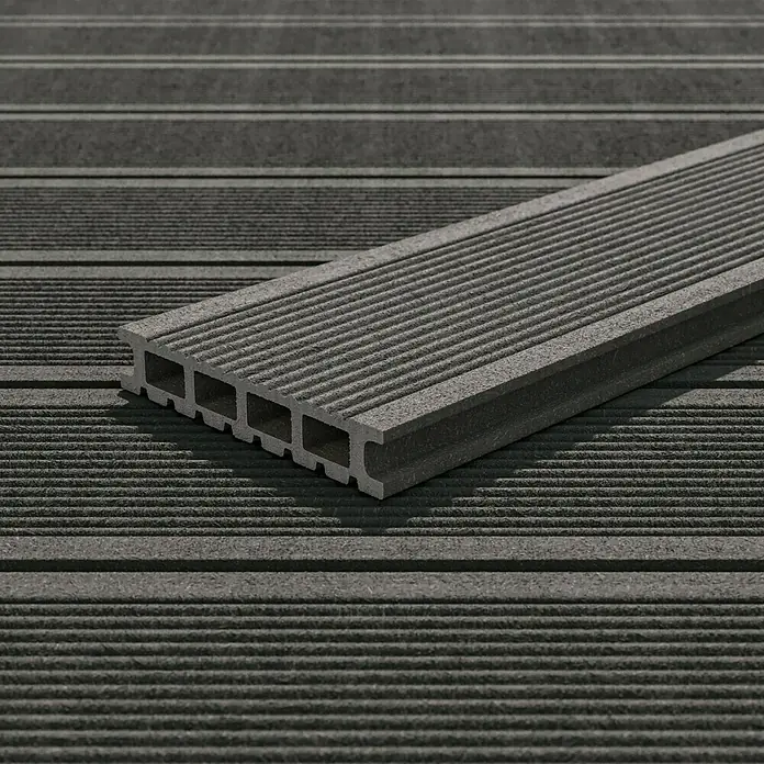 Kovalex WPC-Terrassendiele Exklusiv nach Maß - Grau, Gebürstet, 320 x 14,5 x 2,6 cm - Nahaufnahme einer grauen WPC-Terrassendiele mit geriffelter Oberfläche und Hohlkammerprofil, ideal für moderne Außenbereiche.