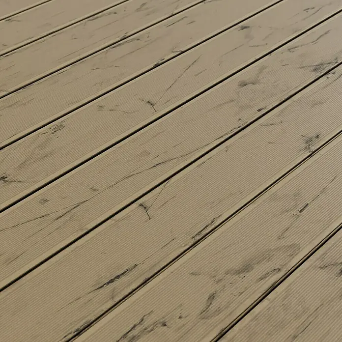 Kovalex WPC-Terrassendiele Massiv mit Struktur nach Maß - Samtesche, 540 x 14,5 x 2 cm - Nahaufnahme von Terrassendielen aus Verbundwerkstoff in einem hellen Farbton, die eine moderne und wartungsarme Option für Außenbereiche darstellen.