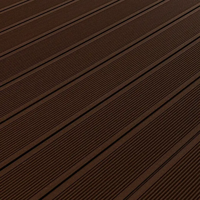 Kovalex WPC-Terrassendiele Exklusiv nach Maß - Braun, Gebürstet, 460 x 14,5 x 2,6 cm - Nahaufnahme von robusten, geriffelten Terrassendielen in sattem Braun. Ideal für stilvolle und langlebige Außenbereiche.