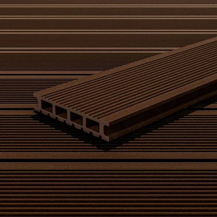 Kovalex WPC-Terrassendiele Exklusiv nach Maß - Braun, Gebürstet, 460 x 14,5 x 2,6 cm - Nahaufnahme eines Profils aus braunem WPC Terrassendielen, das die Rillenstruktur und Hohlkammern zeigt.