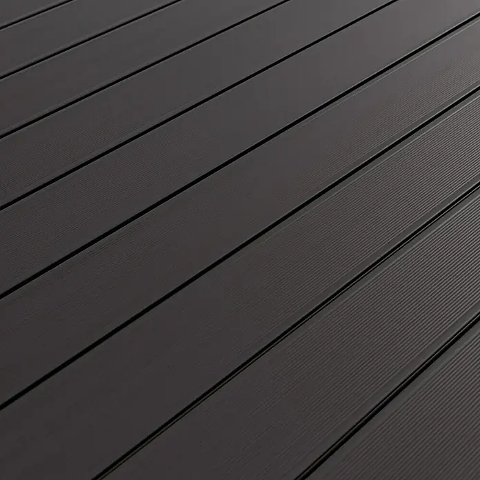 Kovalex WPC-Terrassendiele Massiv mit Struktur nach Maß - Graubraun, 310 x 14,5 x 2 cm - Nahaufnahme von dunkelgrauen Terrassendielen, die sich diagonal über das Bild erstrecken. Das Material wirkt robust und wetterfest.