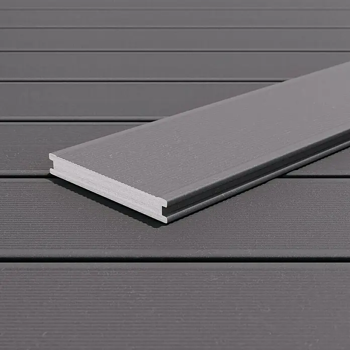 Kovalex WPC-Terrassendiele Massiv mit Struktur nach Maß - Grau, Unbehandelt, 580 x 14,5 x 2 cm - Detailaufnahme einer grauen Terrassendiele aus Verbundmaterial, die auf weiteren Dielen liegt. Ideal für langlebige Außenbereiche.