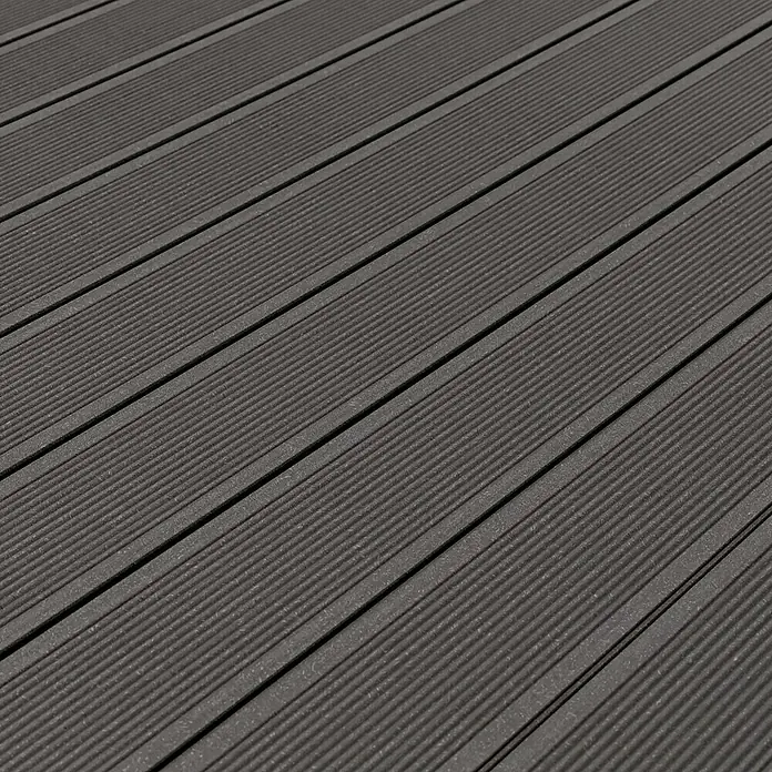 Kovalex WPC-Terrassendiele Exklusiv nach Maß - Grau, Gebürstet, 320 x 14,5 x 2,6 cm - Detailaufnahme einer grauen Terrassendiele mit feiner Rillenstruktur, ideal für einen modernen Außenbereich.