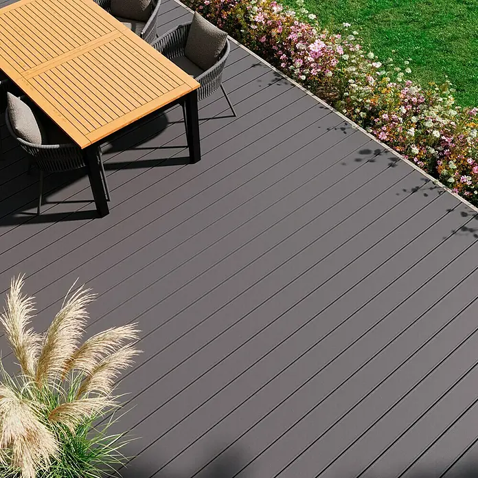 Kovalex WPC-Terrassendiele Massiv mit Struktur nach Maß - Grau, Unbehandelt, 580 x 14,5 x 2 cm - Genießen Sie die Natur auf diesem modernen grauen Terrassenboden. Er besticht durch seine Eleganz und die wetterfeste Holzstruktur.