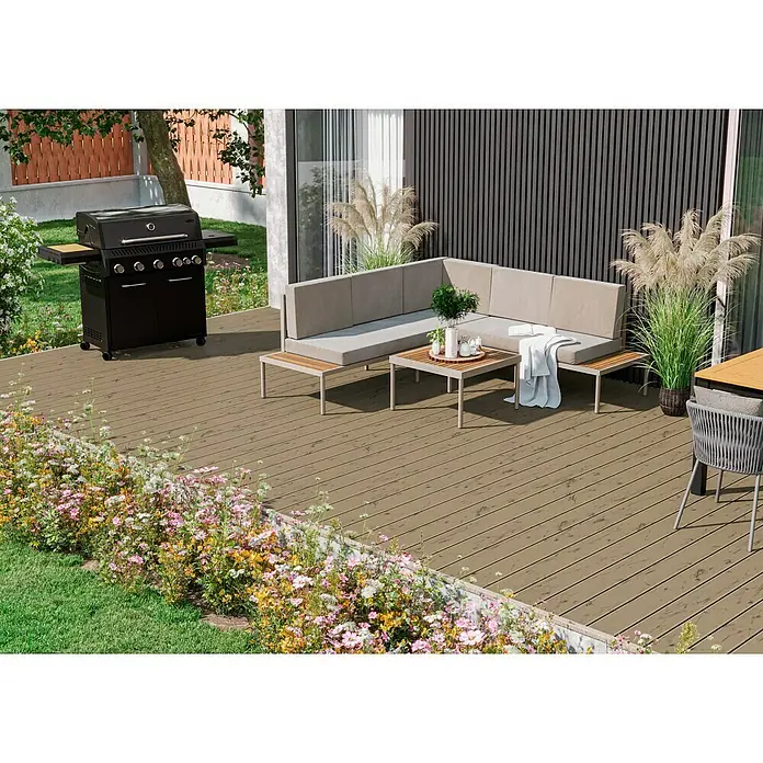 Kovalex WPC-Terrassendiele Massiv mit Struktur nach Maß - Samtesche, 540 x 14,5 x 2 cm - Eine stilvolle Terrasse mit Grill, Loungemöbeln und üppiger Bepflanzung für entspannte Stunden im Freien.