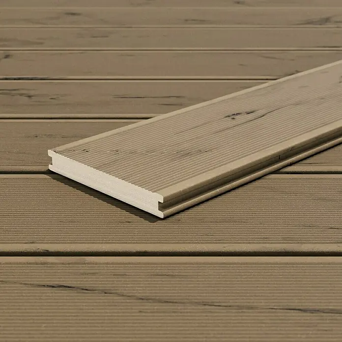 Kovalex WPC-Terrassendiele Massiv mit Struktur nach Maß - Samtesche, 540 x 14,5 x 2 cm - Nahaufnahme einer einzelnen hellbraunen Terrassendiele mit Rillenprofil auf einem Terrassenboden.