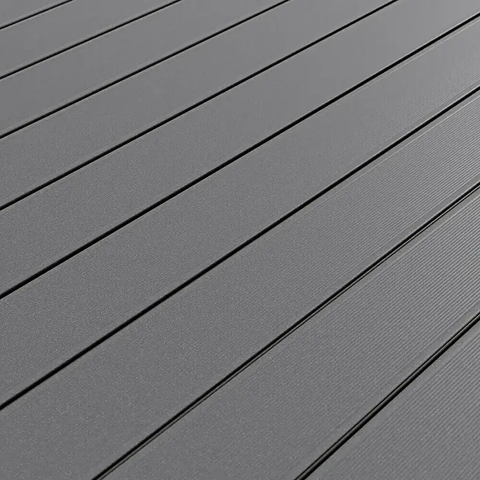 Kovalex WPC-Terrassendiele Massiv mit Struktur nach Maß - Grau, Unbehandelt, 580 x 14,5 x 2 cm - Nahaufnahme einer grauen Terrassendiele, die eine moderne und stilvolle Außenbereichgestaltung zeigt.